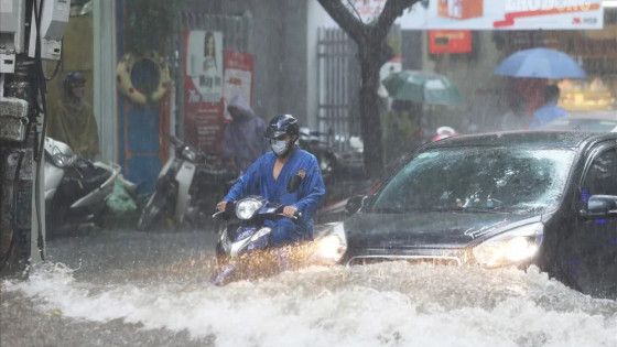 Mưa lớn cục bộ, nhiều khu vực đề phòng nguy cơ lũ quét, sạt lở đất
