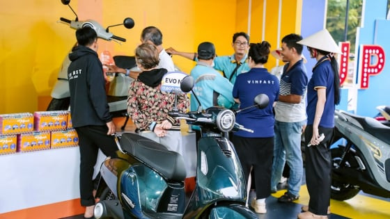 TP. Hồ Chí Minh “nóng rực” cuối tuần: Hàng nghìn người rủ nhau đổi xe xăng lấy xe điện