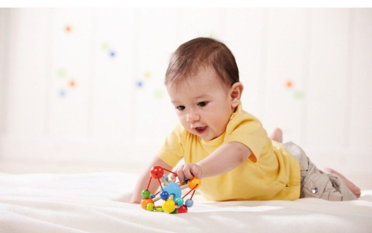 Các cột mốc phát triển vận động và ngôn ngữ của trẻ mà ba mẹ cần lưu ý