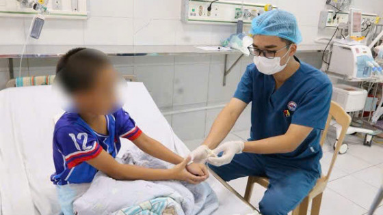 Hưng Yên: Bé trai 9 tuổi ngừng tim do ngộ độc Methadone được cứu sống thần kỳ