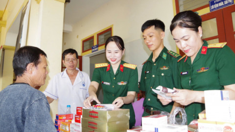 Nghệ An: Bộ Chỉ huy Quân sự tỉnh phối hợp Sở Y tế tổ chức khám, tư vấn và cấp thuốc miễn phí cho người dân xã Nhôn Mai
