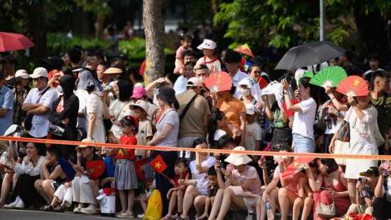 TP Hà Nội phát miễn phí nước uống và đồ ăn cho người dân xem diễu binh, diễu hành 2-9