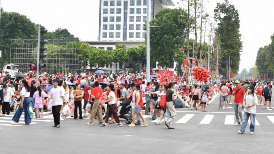 40 điểm phát nước uống, đồ ăn miễn phí cho người dân xem diễu binh ở Hà Nội