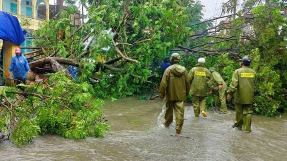 Bão số 5 tiến sát đất liền: Thanh Hóa căng mình ứng phó