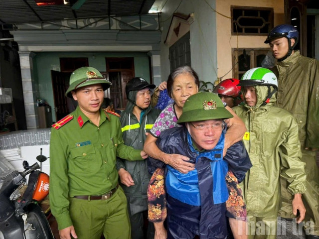 Xuyên đêm di dời, bảo đảm an toàn cho người dân trước bão số 5