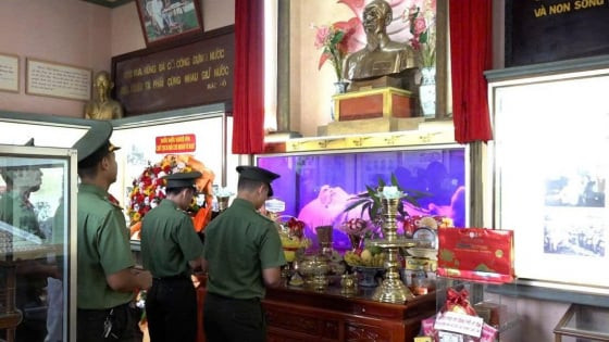Công an Cửa khẩu Cảng hàng không quốc tế Cam Ranh dâng hương tại Khu tưởng niệm Chủ tịch Hồ Chí Minh