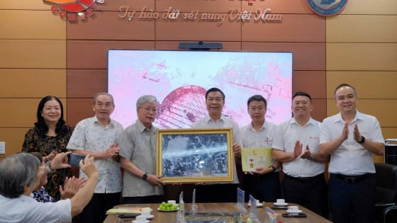 Kết nạp Tổ hợp Gốm Đất Việt trở thành hội viên tập thể của Hội VACHE: Gắn kết sản xuất với chăm lo sức khỏe cộng đồng