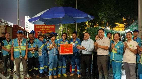 Đoàn Lãnh đạo Cục Môi trường thăm, tặng quà công nhân trong dịp đại lễ A80
