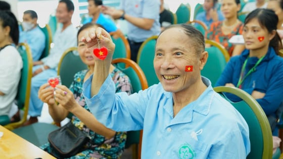 Ấm lòng khoảnh khắc bệnh nhân cùng hòa nhịp Lễ Quốc khánh tại bệnh viện Bạch Mai