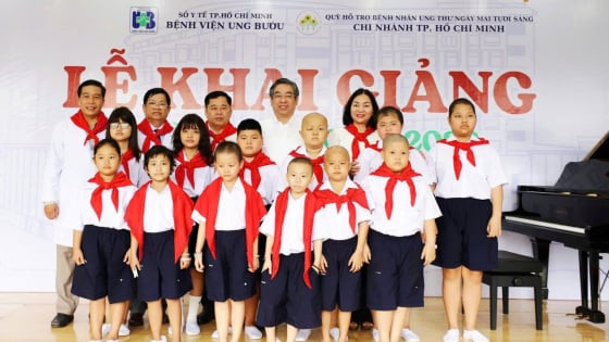 Lễ khai giảng giữa bệnh viện: Nụ cười rạng rỡ của những "chiến binh nhí" chống ung thư