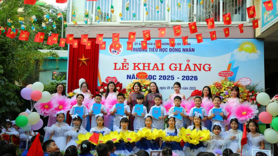 Năm học mới ở Thủ đô: Rộn ràng cờ hoa, quyết tâm đổi mới và hội nhập