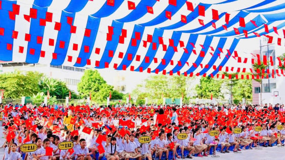 Hà Nội: Niềm vui của các em học sinh khi được tới trường đón năm học mới