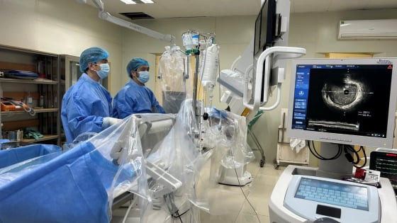Huế: 20 y bác sĩ thay phiên ép tim suốt 40 phút cứu sống người bị nhồi máu cơ tim cấp