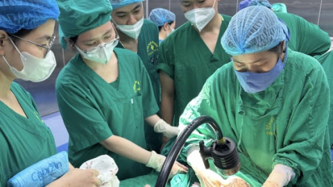 Thanh Hóa: Cứu sống mẹ con sản phụ hiếm muộn khỏi "tử thần" trong gang tấc