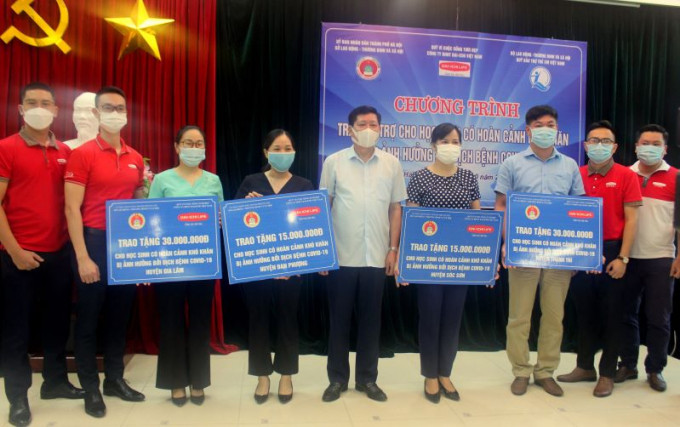 Hà Nội trao tặng 200 triệu đồng cho 200 học sinh có hoàn cảnh khó khăn do dịch bệnh COVID-19