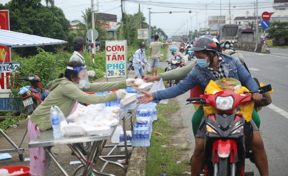 Những tấm lòng nghĩa tình tiếp sức trên nẻo đường người dân về địa phương
