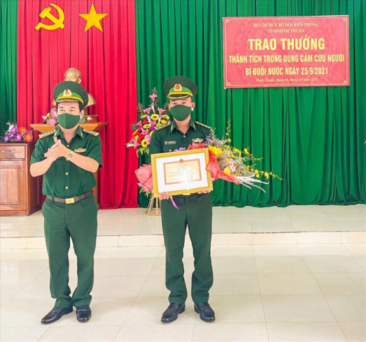 Bình Thuận: Trao Bằng khen cho Trung úy Biên phòng dũng cảm cứu người đuối nước