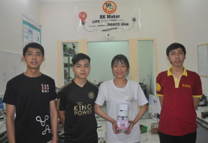 Nhóm sinh viên tại Đà Nẵng sáng chế máy sát khuẩn tay tự động