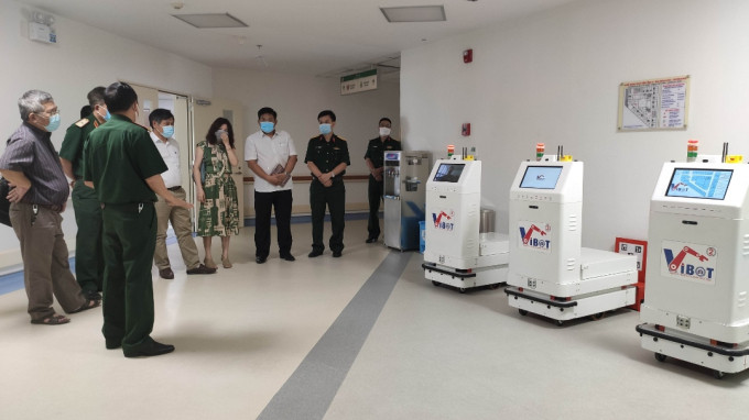 Hệ thống robot hỗ trợ đắc lực cho lực lượng y tế tuyến đầu chống dịch COVID-19