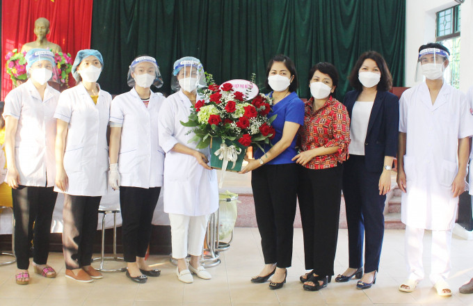 Hội LHPN tỉnh Bắc Ninh thăm, tặng quà các y, bác sĩ tham gia tiêm vaccine tại huyện Tiên Du và Quế Võ