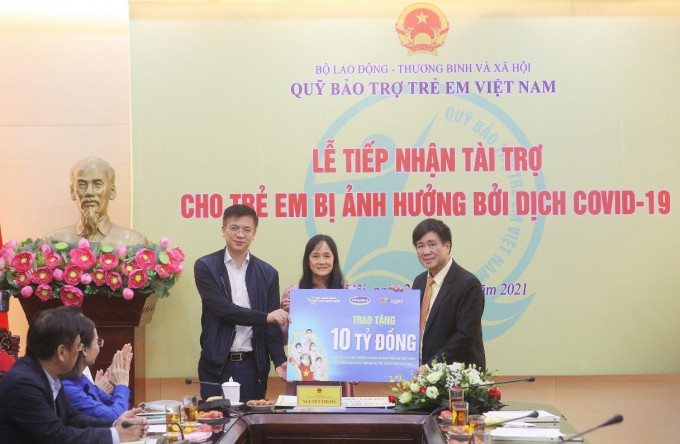 Vinamilk ủng hộ 10 tỷ đồng và góp 1 triệu ly sữa cho trẻ em có hoàn cảnh khó khăn, bị ảnh hưởng bởi dịch COVID-19