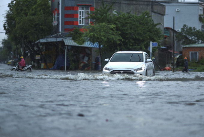 Quảng Ngãi mưa lớn kéo dài, nhiều khu dân cư bị ngập