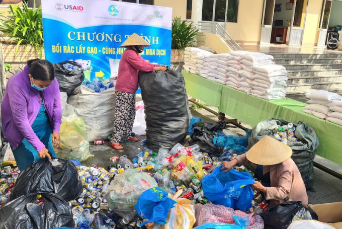 Quảng Nam: Hàng trăm người háo hức mang rác thải đi đổi gạo