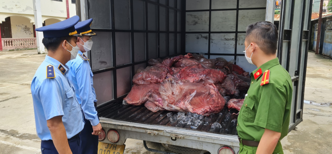Nghệ An phát hiện và tiêu hủy 650kg thịt sườn lợn đã bốc mùi hôi thối