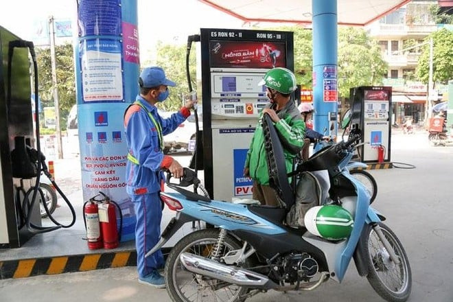 Giá xăng giảm hơn 1.000 đồng/lít từ 15h chiều ngày 25/11
