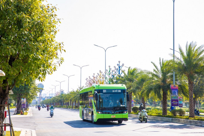 Xe buýt điện VinBus chính thức tham gia mạng lưới vận tải công cộng tại Hà Nội