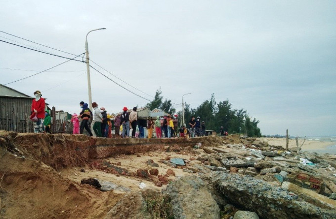 Quảng Ngãi khẩn trương khắc phục sạt lở bờ biển