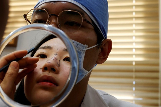 Học sinh Hàn Quốc thực hiện các cuộc phẫu thuật thẩm mỹ để cải thiện ngoại hình