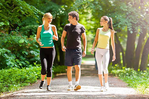 Mẹo bảo vệ sức khỏe khi đi bộ vào buổi sáng mùa đông