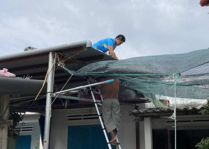 Quảng Ngãi: Đảo Lý Sơn có gió giật cấp 9, tàu thả neo giữa "eo bão"