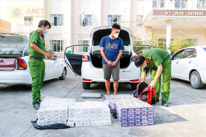 Cần Thơ phát hiện 3 xe ô tô con chở số lượng lớn thuốc lá điếu nhập lậu