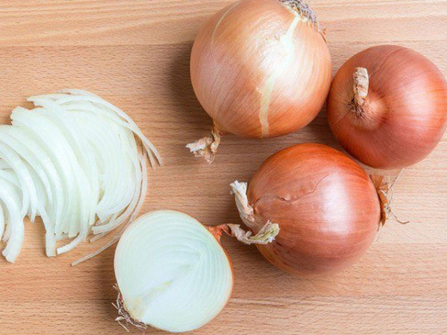 4 ích bất ngờ của việc cho hành tây vào trong tất khi đi ngủ