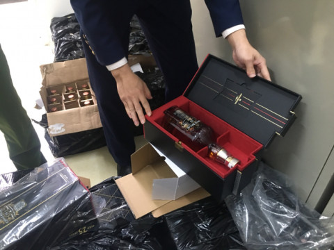 Thanh Hóa phát hiện và thu giữ 120 chai rượu không rõ nguồn gốc xuất xứ