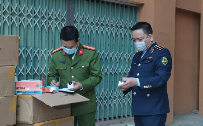 Lào Cai phát hiện và thu giữ 5.000 sản phẩm thuốc lá điện tử và 500 kg nầm lợn không rõ nguồn gốc xuất xứ