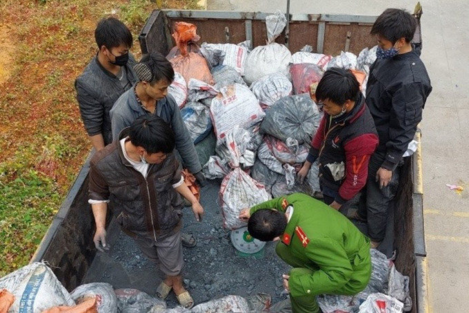 Hà Giang phát hiện và bắt giữ 1 vụ vận chuyển 8 tấn quặng