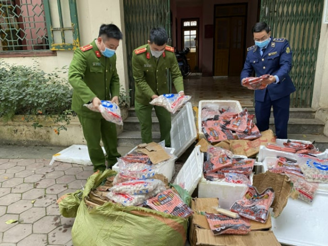 Lào Cai phát hiện và thu giữ 300 kg xúc xích, chả cá không rõ nguồn gốc xuất xứ
