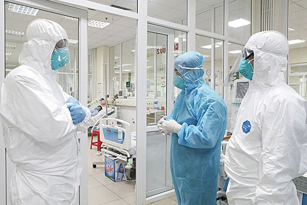 Biểu dương lực lượng tuyến đầu và y tế cơ sở tham gia phòng, chống dịch COVID-19 tại Vĩnh Long