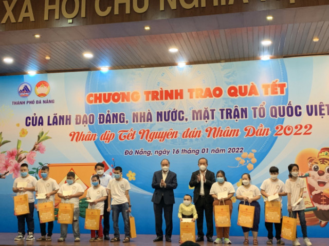 Chủ tịch nước Nguyễn Xuân Phúc tặng quà Tết cho người nghèo tại TP Đà Nẵng