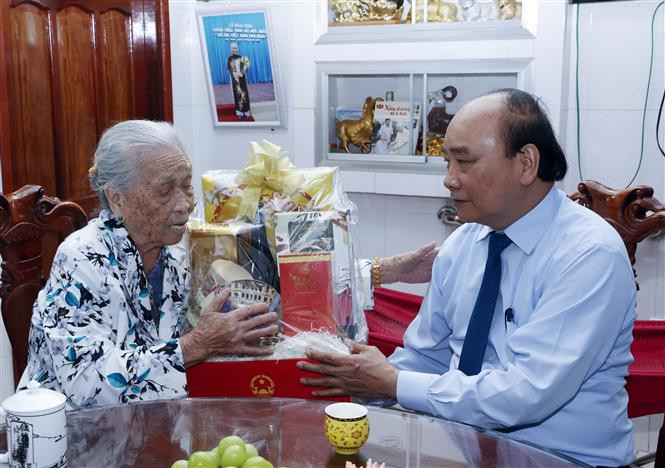 Chủ tịch nước Nguyễn Xuân Phúc tặng quà Tết cho các gia đình chính sách tại An Giang