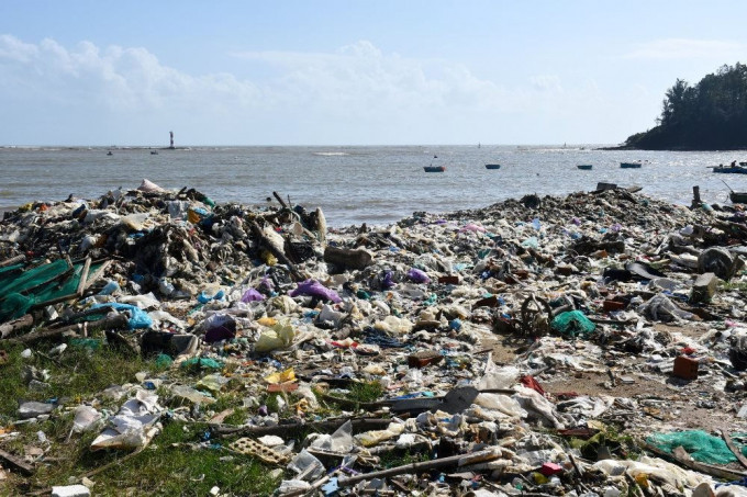 Quảng Ngãi: Cuộc chiến với rác thải nhựa ven biển