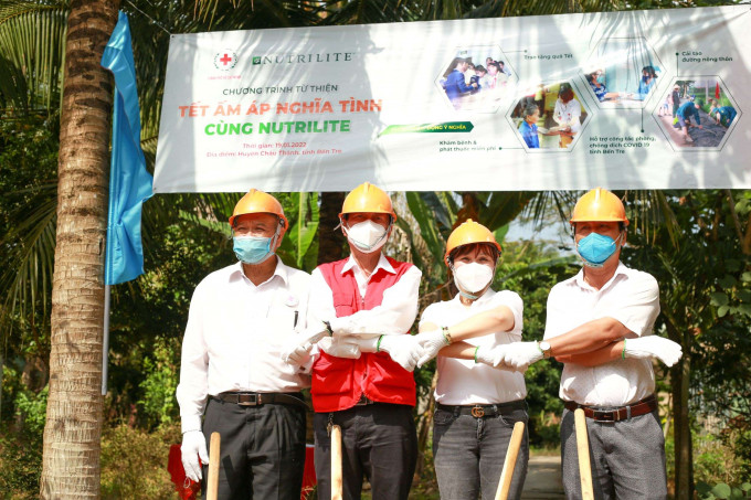 Nutrilite cùng Hội Chữ thập đỏ TP.HCM khám bệnh miễn phí và trao quà Tết cho người dân