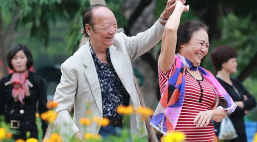 Khiêu vũ mang lại lợi ích sức khỏe như thế nào đối với người cao tuổi