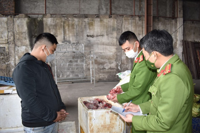 Ninh Bình phát hiện xe ô tô vận chuyển 16 tấn thực phẩm bẩn
