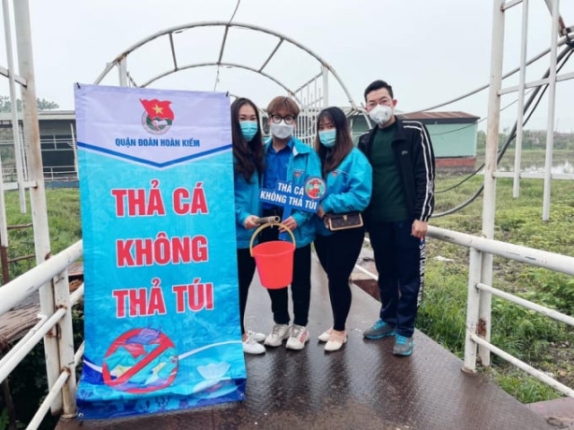 Ý thức bảo vệ môi trường khi thả cá xuống sông, ao, hồ ở Hà Nội