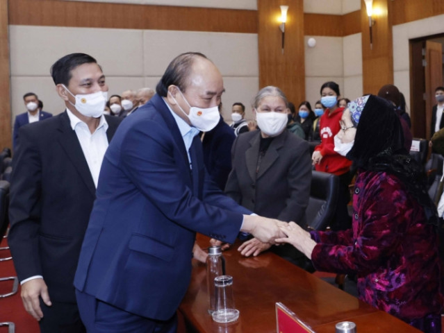 Chủ tịch Nguyễn Xuân Phúc thăm, tặng quà, chúc Tết tại TP Hải Phòng