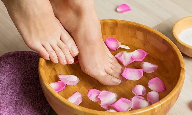 Những lợi ích của việc ngâm chân trong nước nóng trước khi ngủ